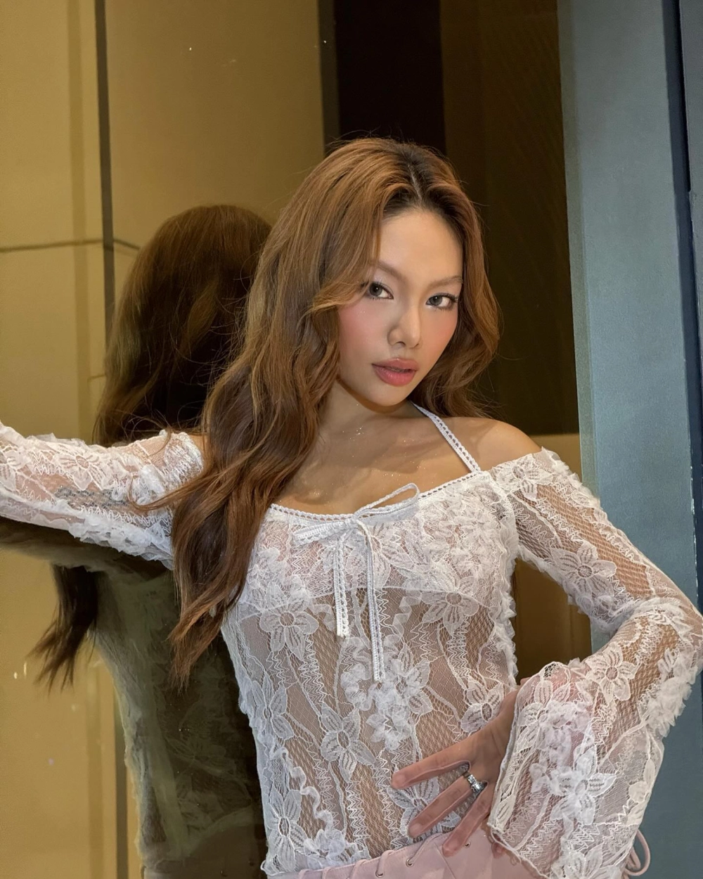 Góc ảnh gợi cảm xúc khi hát buông Vũ Thảo My karaoke