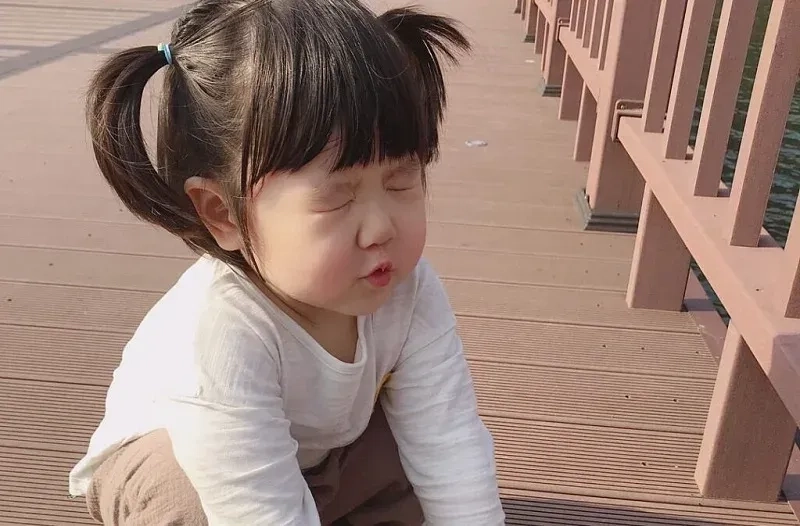 Hình nền em bé gái dễ thương dễ thương cho ngày thêm vui