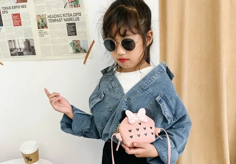 Khoảnh khắc em bé gái dễ thương đáng yêu khiến tim tan chảy