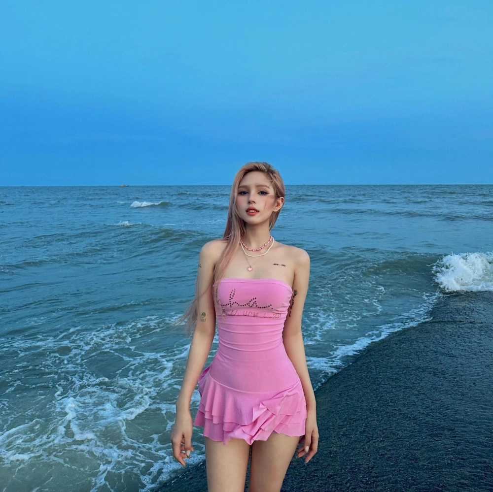 Vẻ đẹp táo bạo qua ảnh gái mặc bikini hở