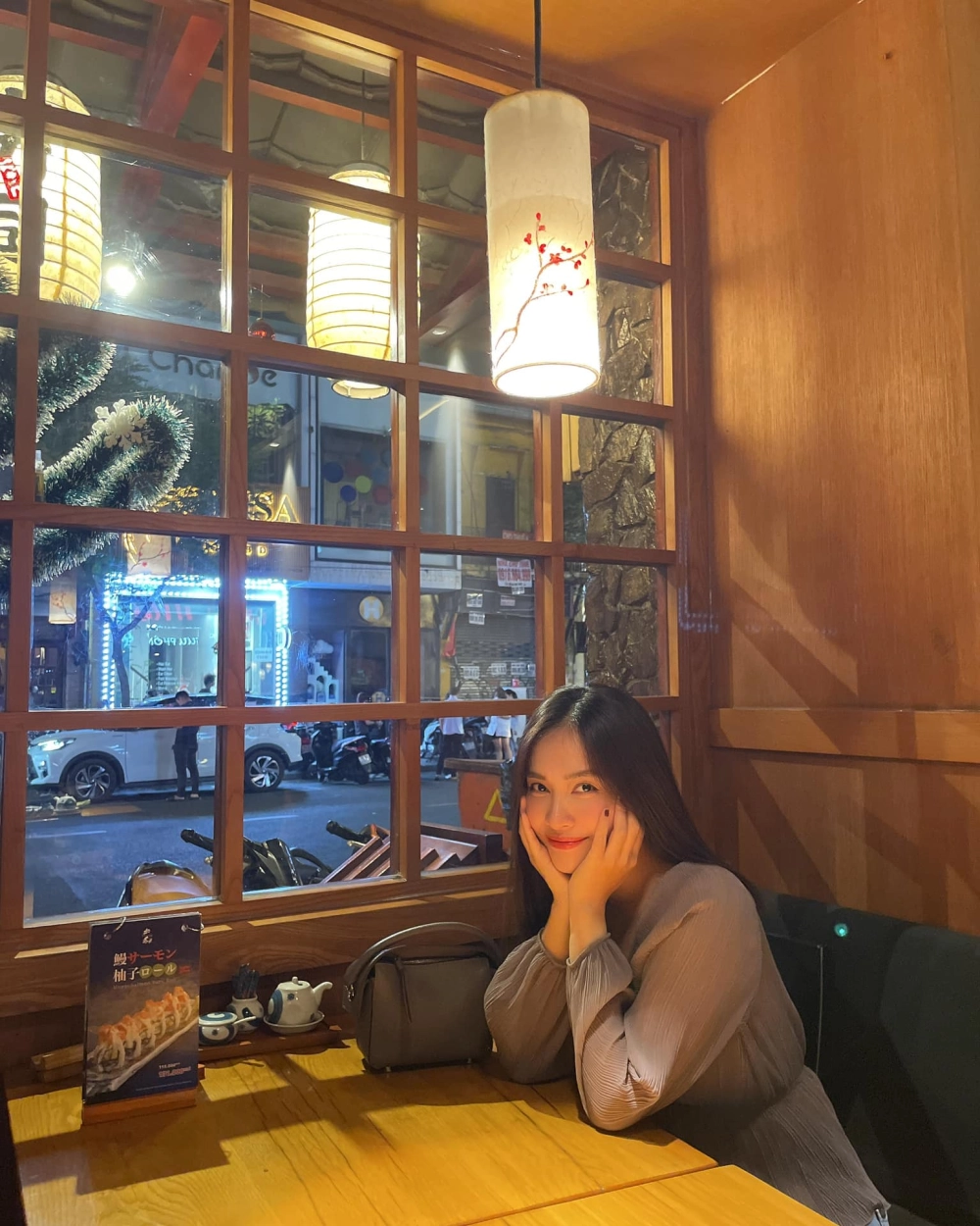 Giọng hát da diết trong ca khúc cảm động Hello Vietnam Ái Phương