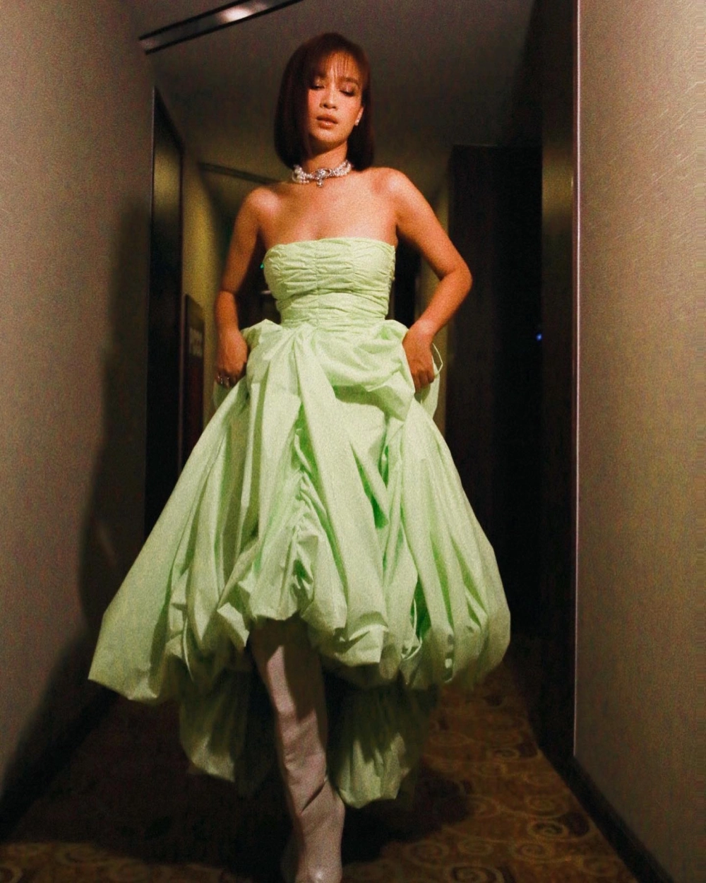 Xuất phát điểm từ siêu mẫu, cô dần chuyển mình thành ca sĩ – nhạc sĩ