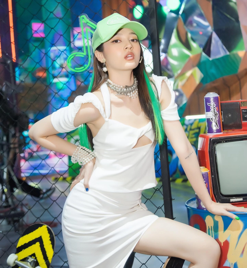 Góc hậu trường nhí nhảnh của anh trai say hi Bảo Anh