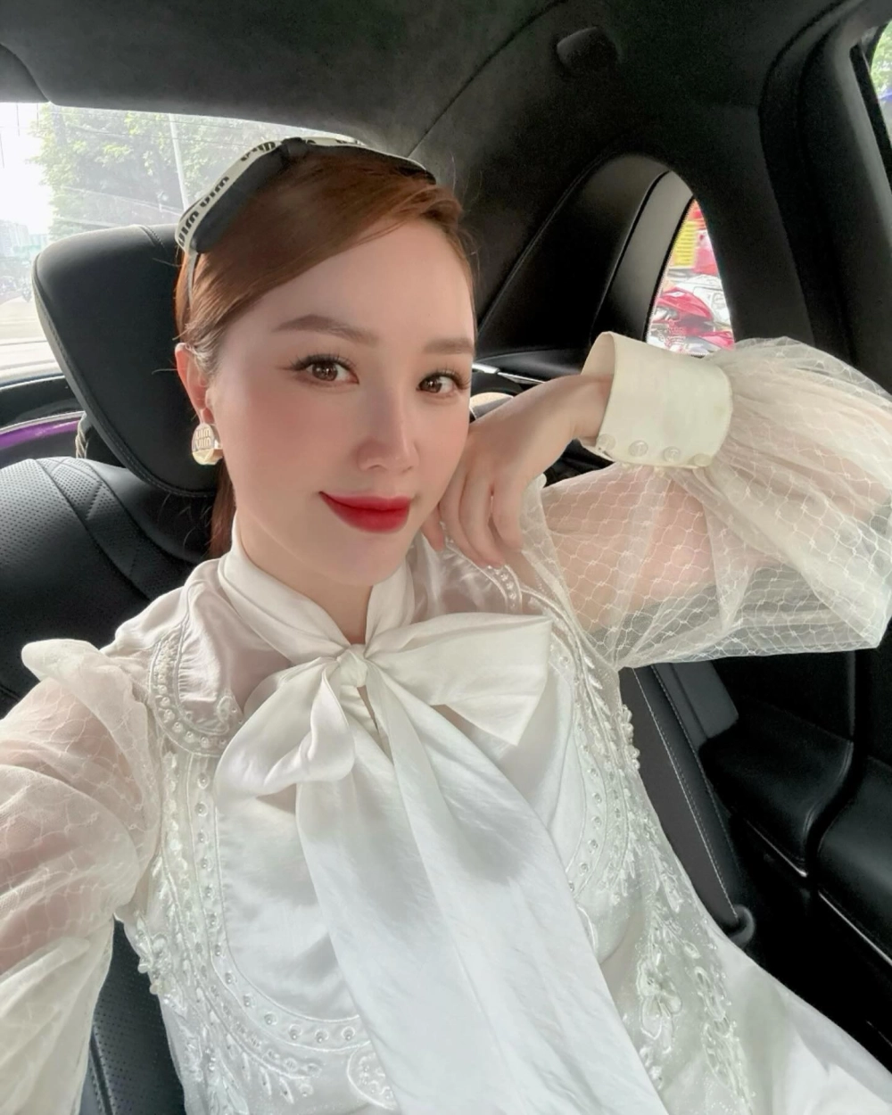 Ảnh sang trọng từ MV đình đám tell me why Bảo Thy