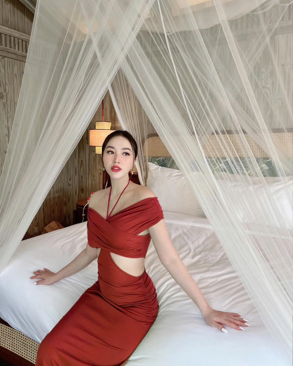 Ảnh diễn xuất tình cảm giữa anh Bảo Thy và bạn diễn