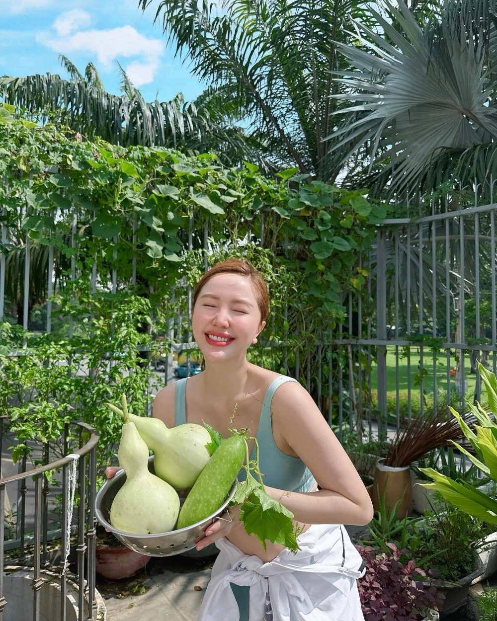 Tạo hình cá tính trong MV get out Bảo Thy gây ấn tượng