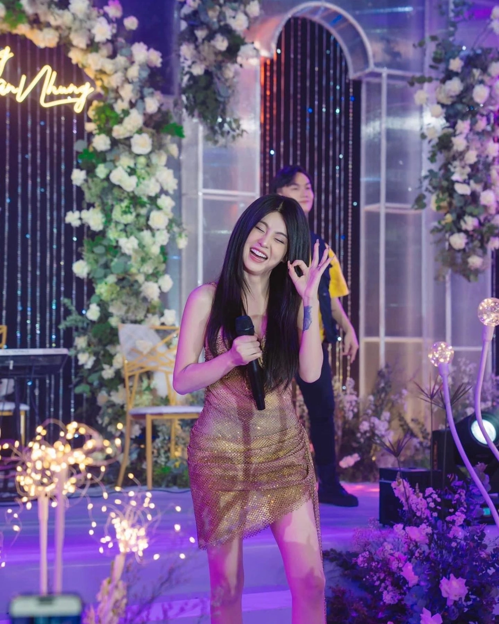 Vẻ đẹp duyên dáng và giọng hát nổi bật của Hana Cẩm Tiên