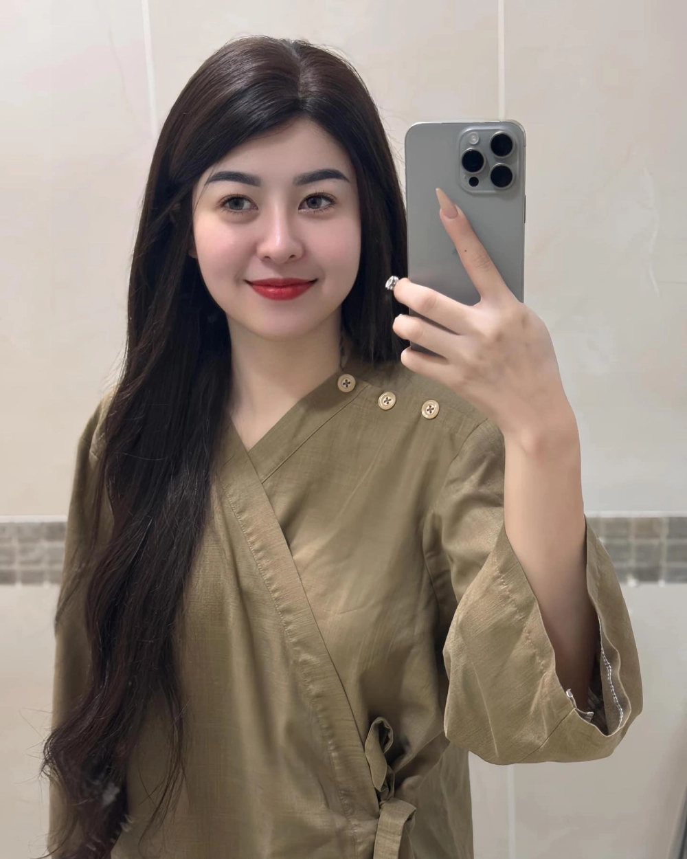 Khám phá con đường nghệ thuật của Hana Cẩm Tiên tiểu sử