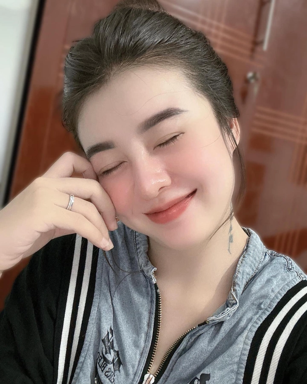 Hình ảnh nền nã của ca sĩ Cẩm Tiên trên sân khấu