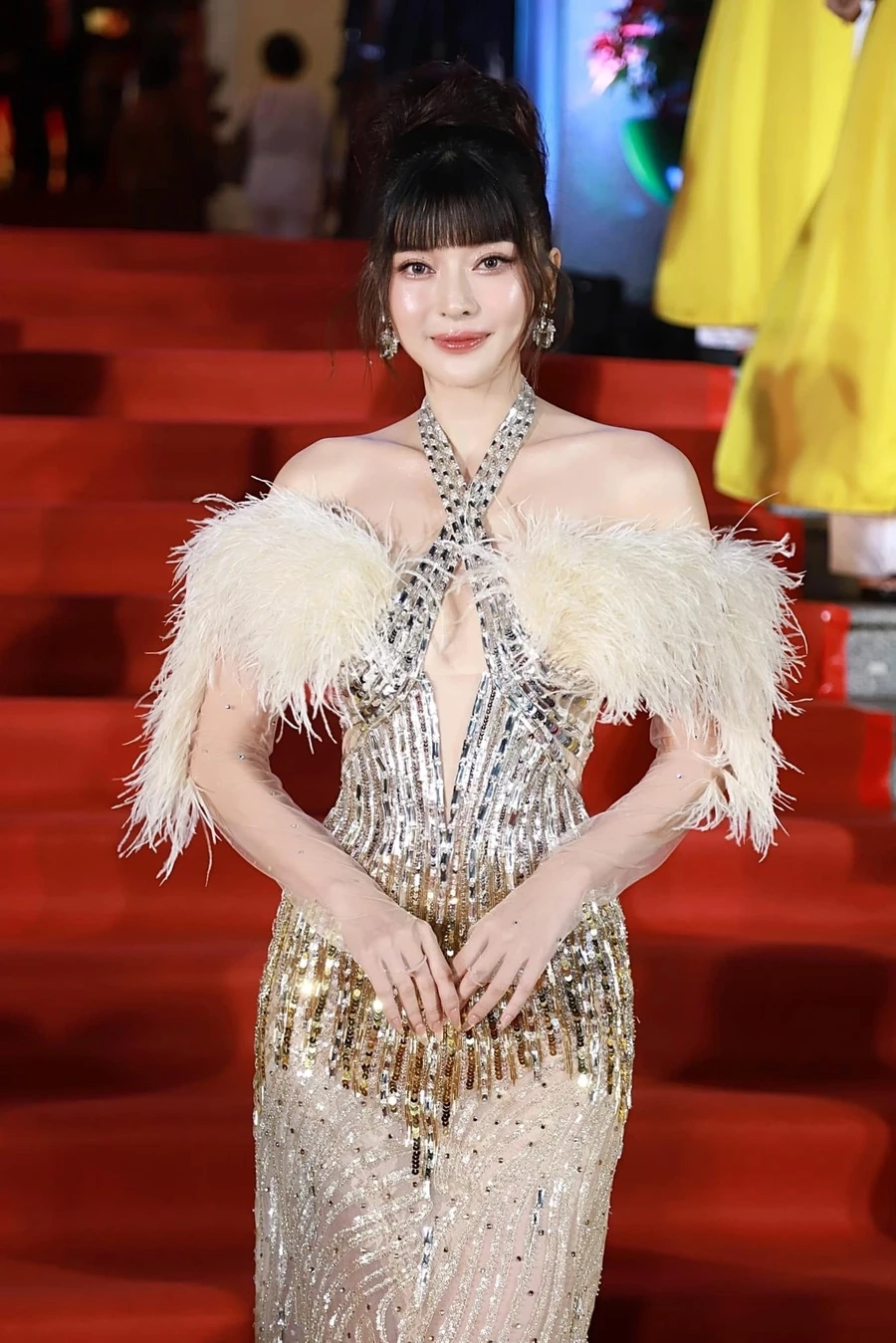 Ảnh cận mặt khiến fan tò mò Cao Thái Hà bao nhiêu tuổi