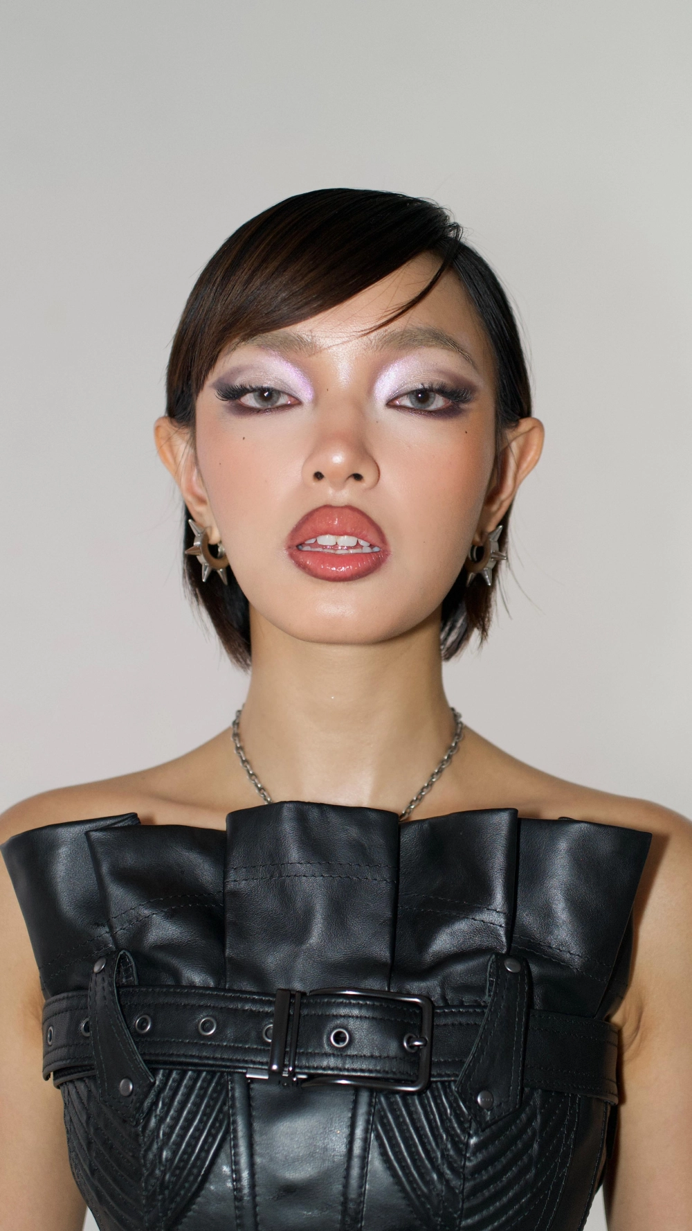 Visual sôi động trong MV Hit Me Up Châu Bùi