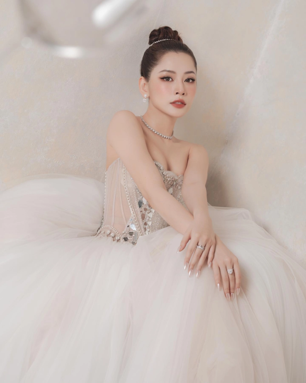 Visual rực rỡ trong MV Đóa Hoa Hồng Chi Pu