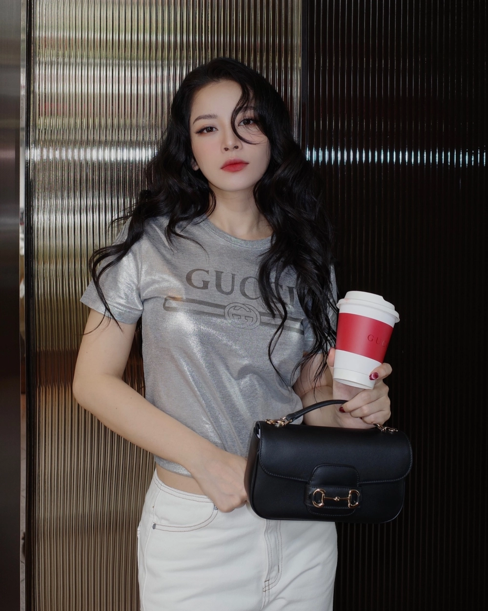 Khung ảnh toàn thân bật rõ Chi Pu cao bao nhiêu