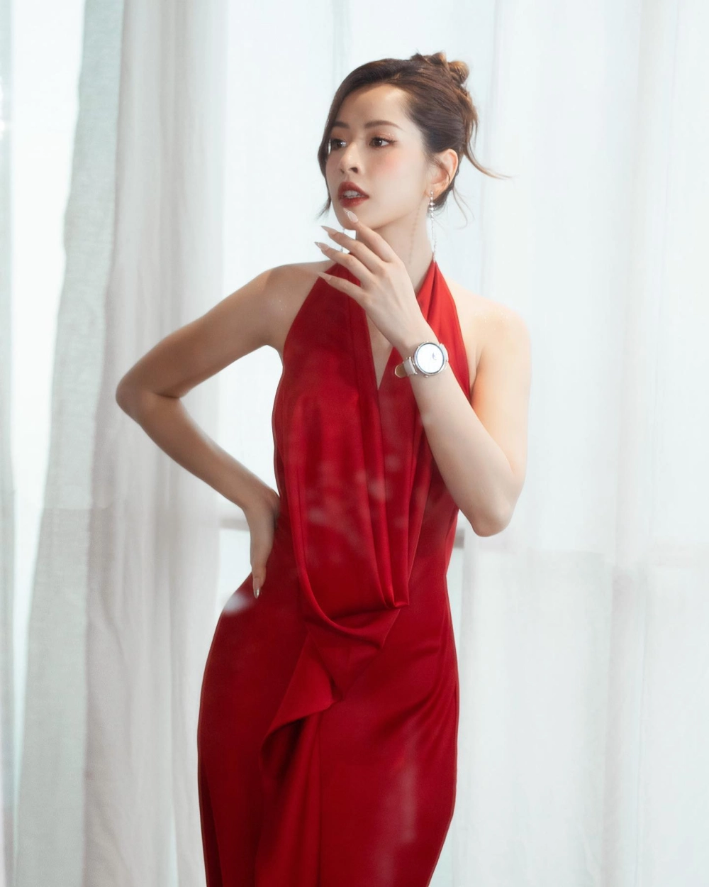 Khung hình gợi nhớ đến ca từ Anh Ơi Ở Lại Chi Pu