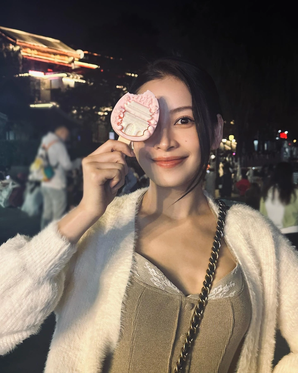 Hình ảnh đại diện thắc mắc Chi Pu là gì