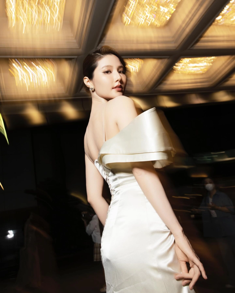 Visual lộng lẫy như hoa hậu Diễm My