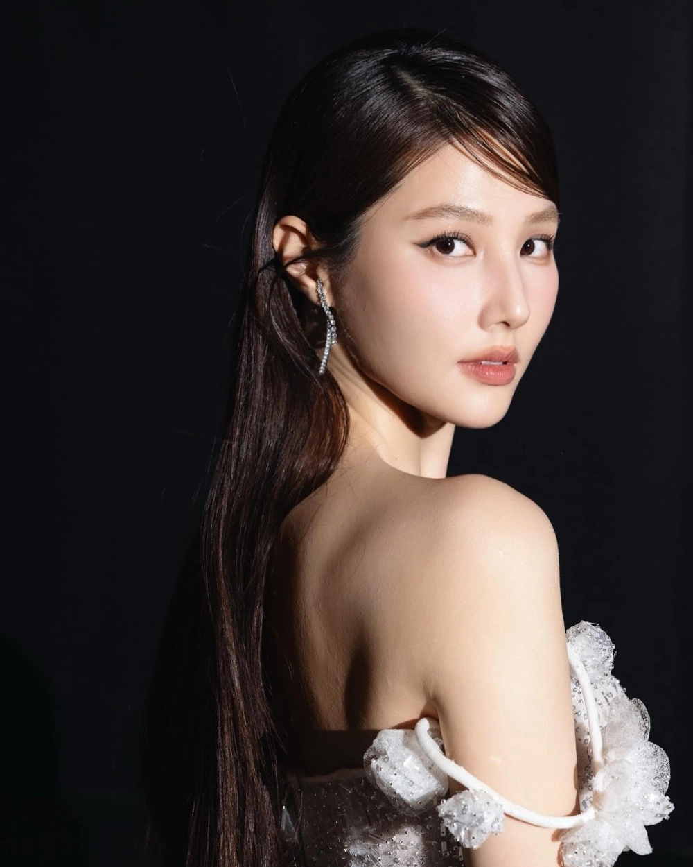 Ảnh đời thường gợi thắc mắc Diễm My ở đâu