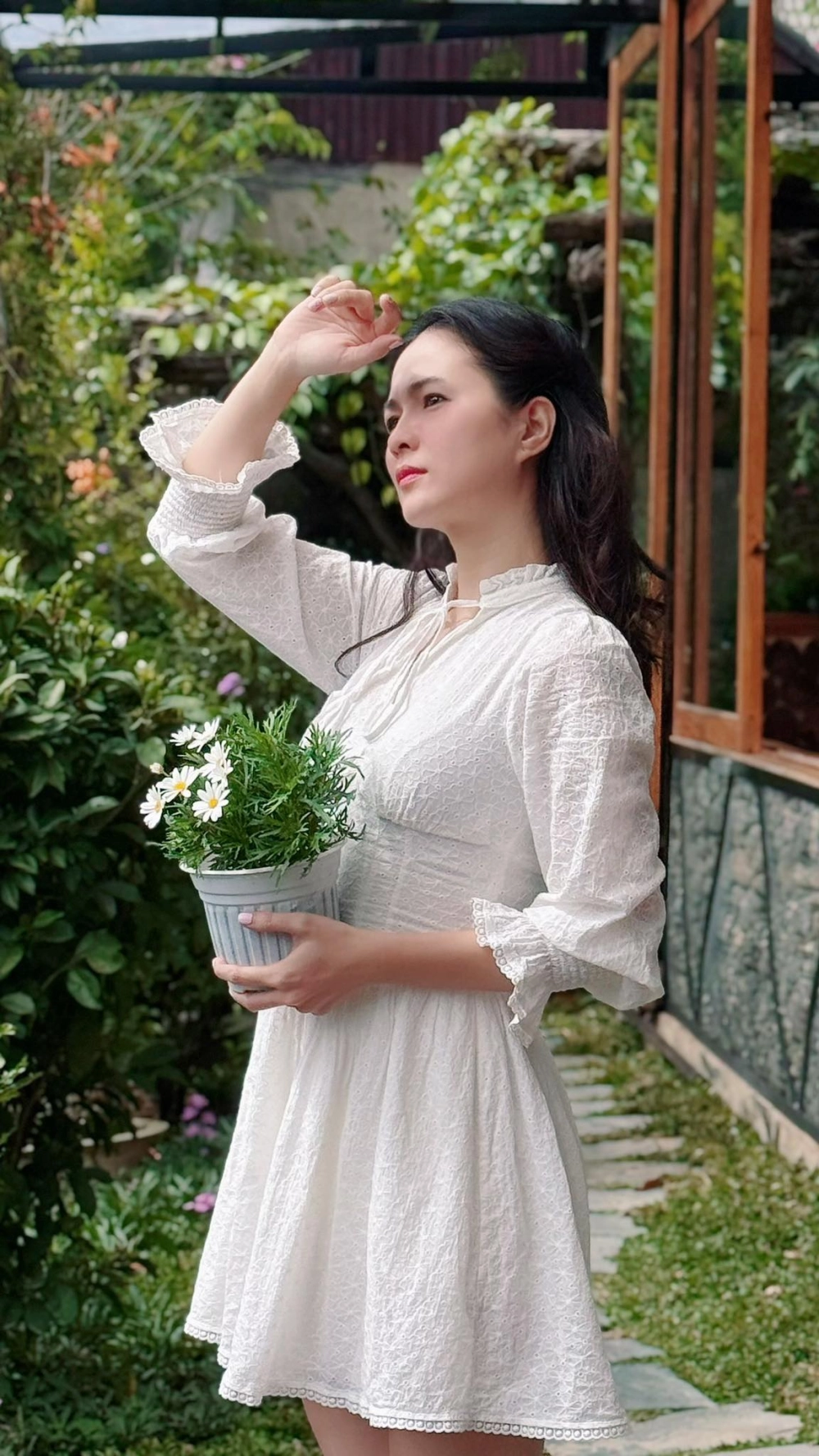 Tạo hình mạnh mẽ trong vai diễn viên Thùy Trang Siêu Nhân