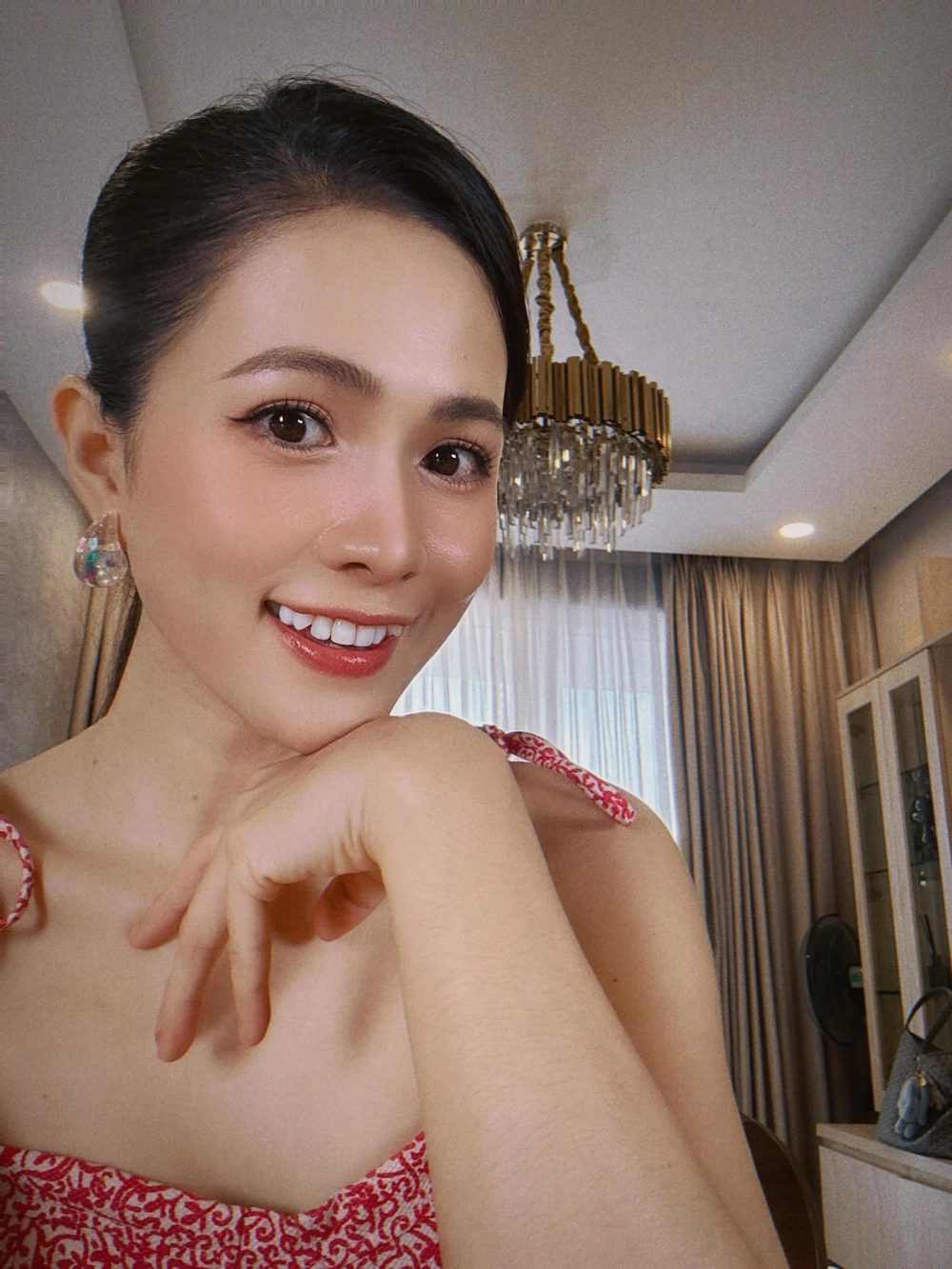 Visual rạng rỡ quen mặt của Thùy Trang diễn viên