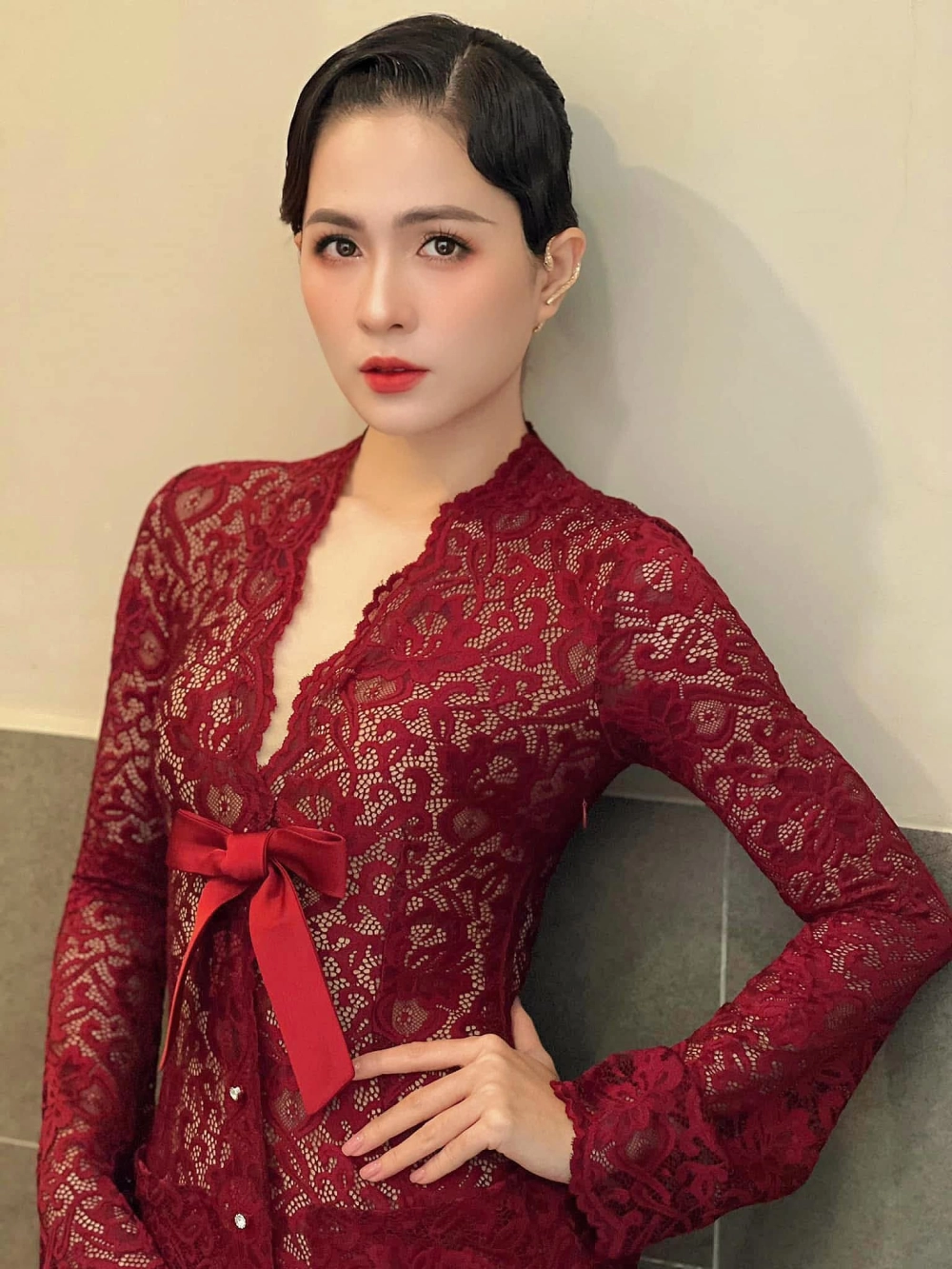 Visual rạng rỡ quen mặt của Thùy Trang diễn viên