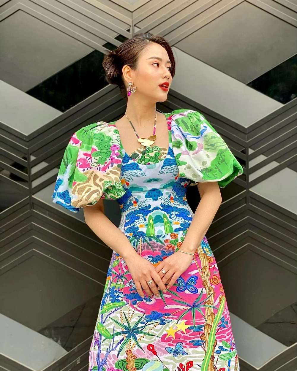 Thần sắc rạng rỡ khiến tò mò diễn viên Việt Hoa có chồng chưa