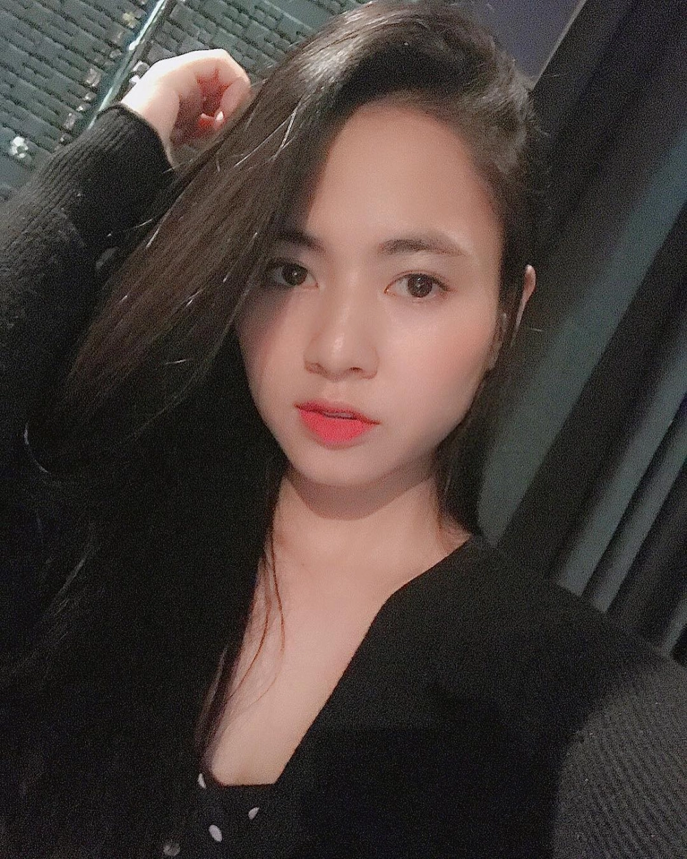 Ảnh đời thường khơi gợi câu hỏi chồng của diễn viên Việt Hoa là ai