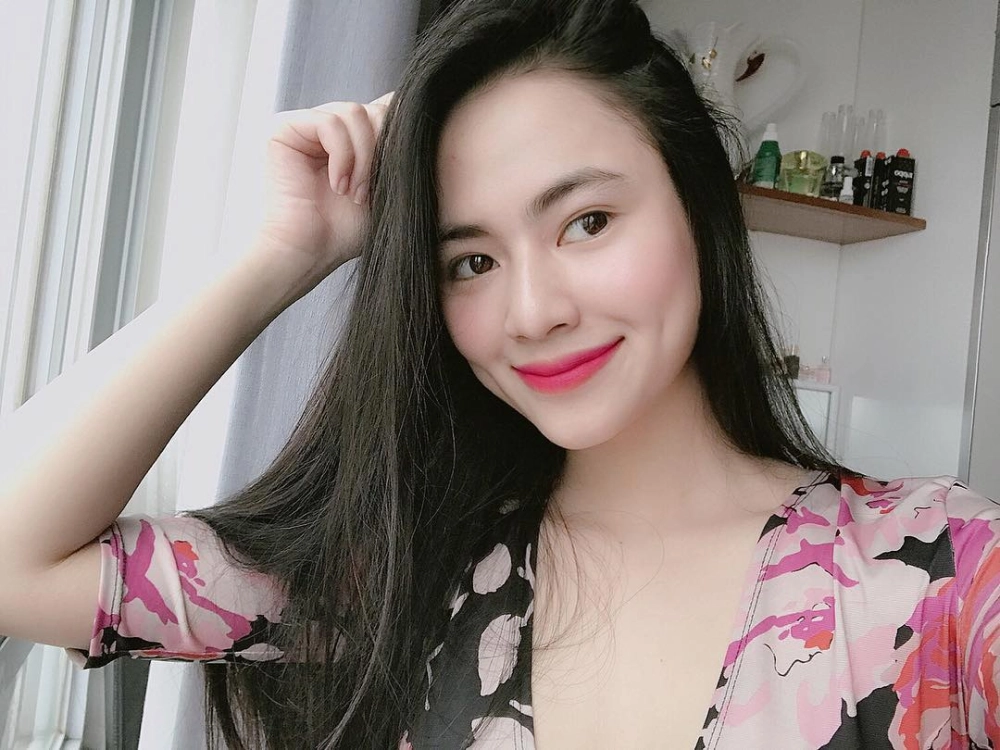Góc ảnh toàn thân hé lộ diễn viên Việt Hoa cao bao nhiêu