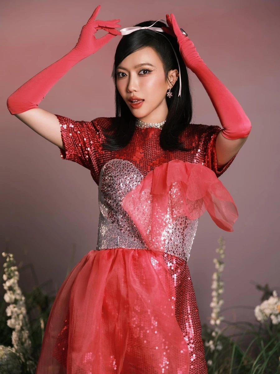 Hình ảnh ngẫu hứng dễ thương khi Diệu Nhi hát trên sân khấu