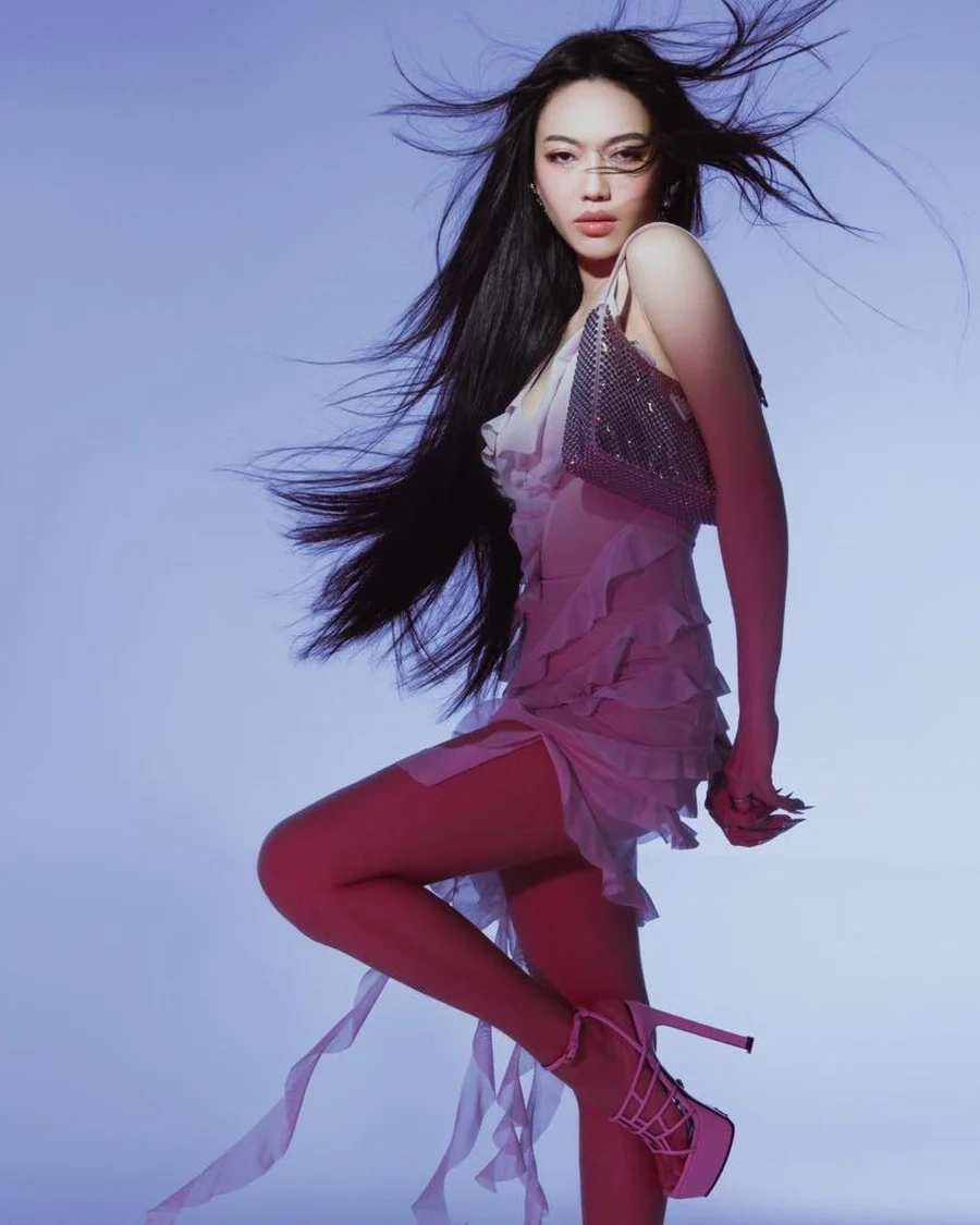 Thần thái hài hước nhưng duyên dáng của Diệu Nhi cuốn hút mọi ánh nhìn