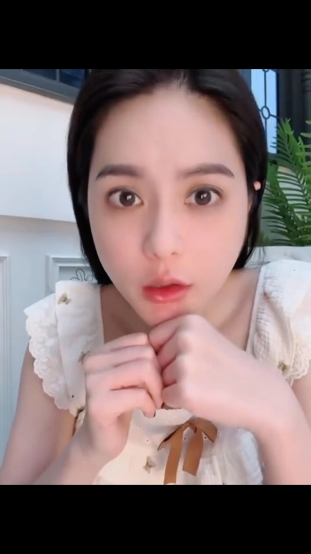 Visual lạnh lùng giữa tin đồn Đoàn Di Băng lừa đảo gây sốc