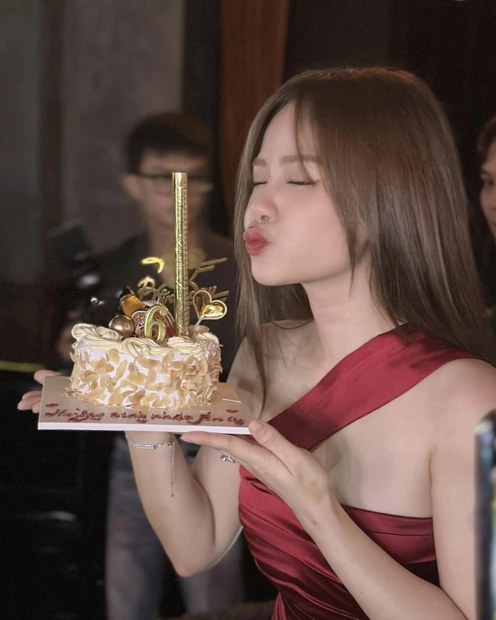 Visual chuyên nghiệp của ca sĩ Dương Hoàng Yến trong sự kiện âm nhạc.