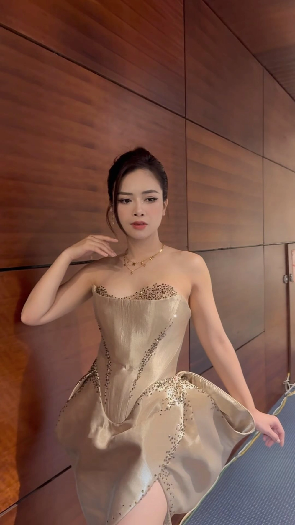 Khung hình rực rỡ sắc màu Việt Nam trong Một Vòng Việt Nam.