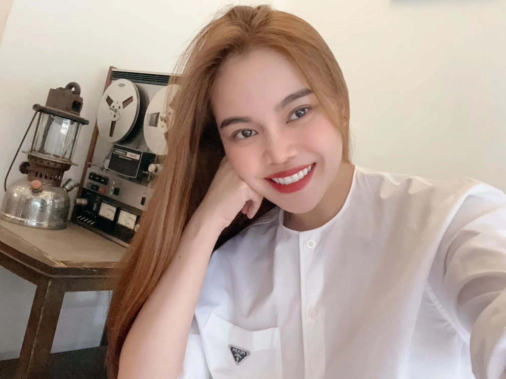 Khung cảnh sân khấu da diết từ karaoke nhớ về em Giang Hồng Ngọc