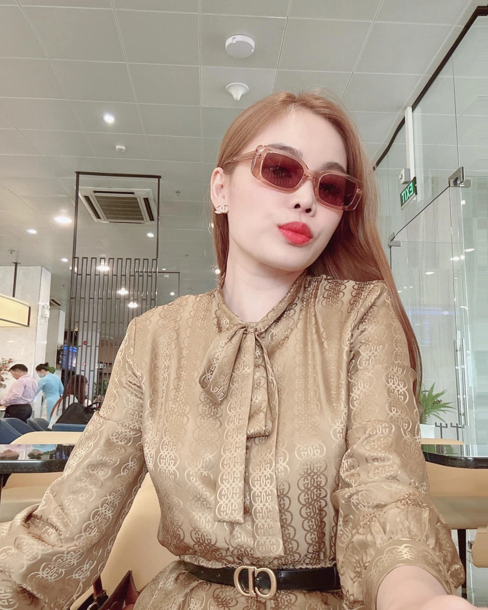 Biểu cảm lắng đọng khi hát Giang Hồng Ngọc karaoke