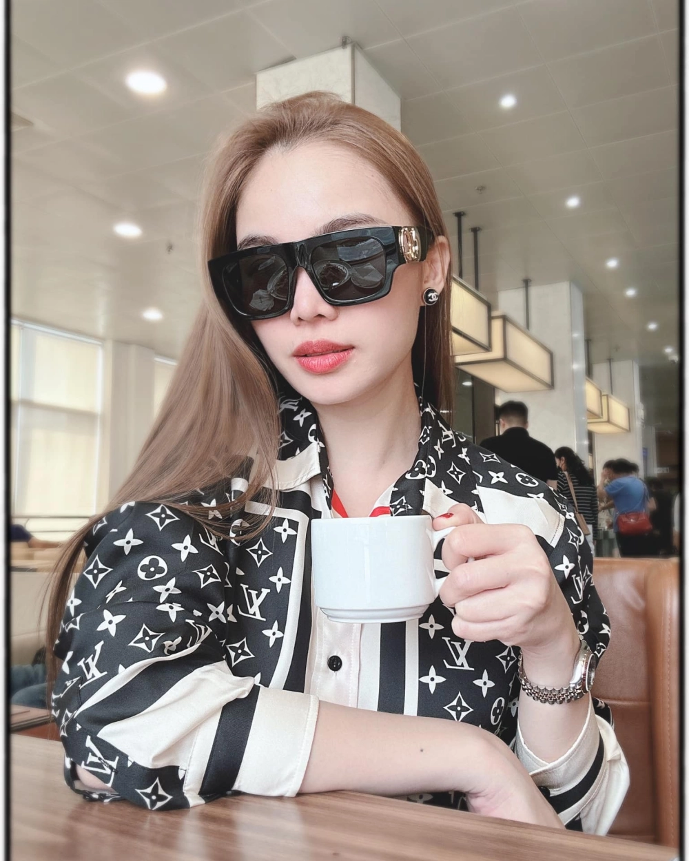 Sân khấu trầm lắng trong bản karaoke Giang Hồng Ngọc