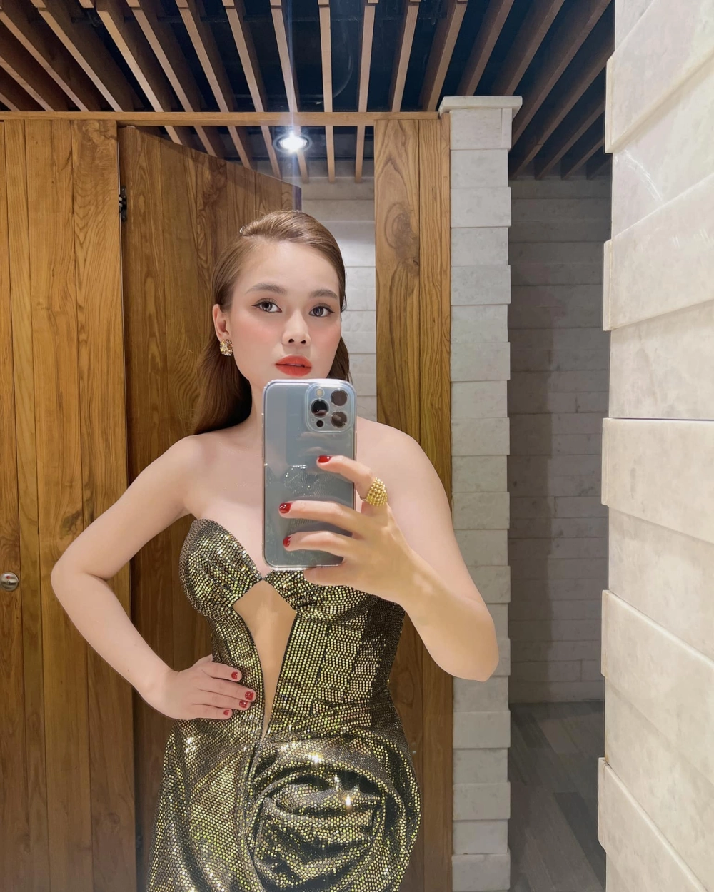 Ảnh biểu diễn nhẹ nhàng của bài thánh ca buồn Giang Hồng Ngọc