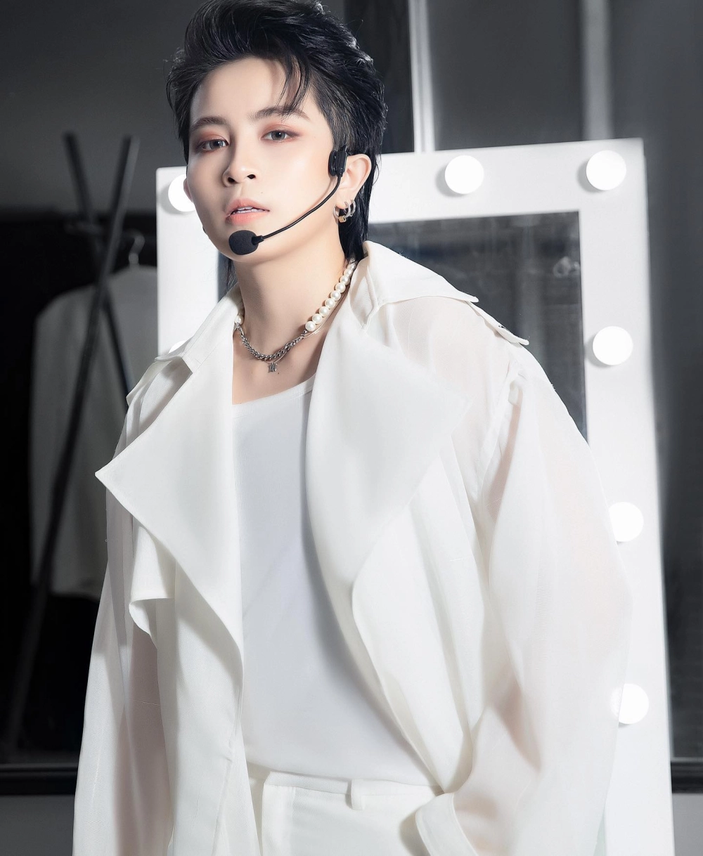 Góc ảnh trẻ trung hé lộ Gil Lê sinh năm mấy