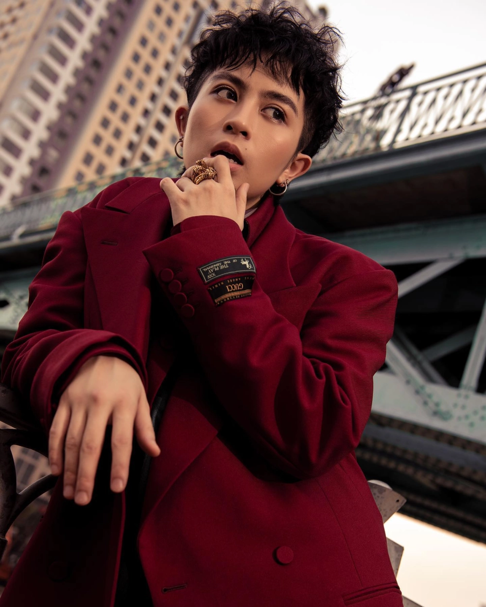 Phong thái duyên dáng khi đứng trên sân khấu MC Gil Lê