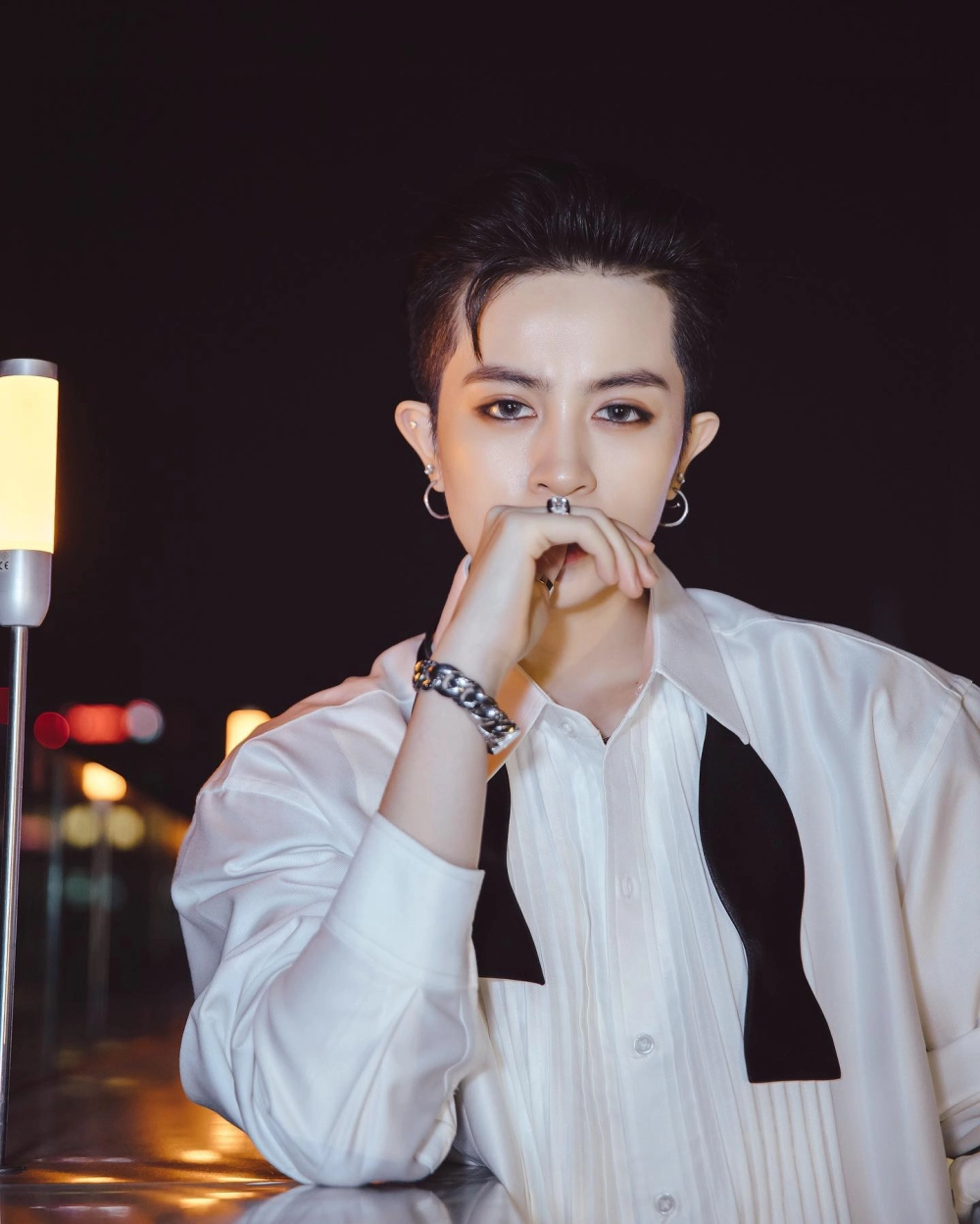 Phong cách nữ tính và gợi cảm khi Gil Lê để tóc dài