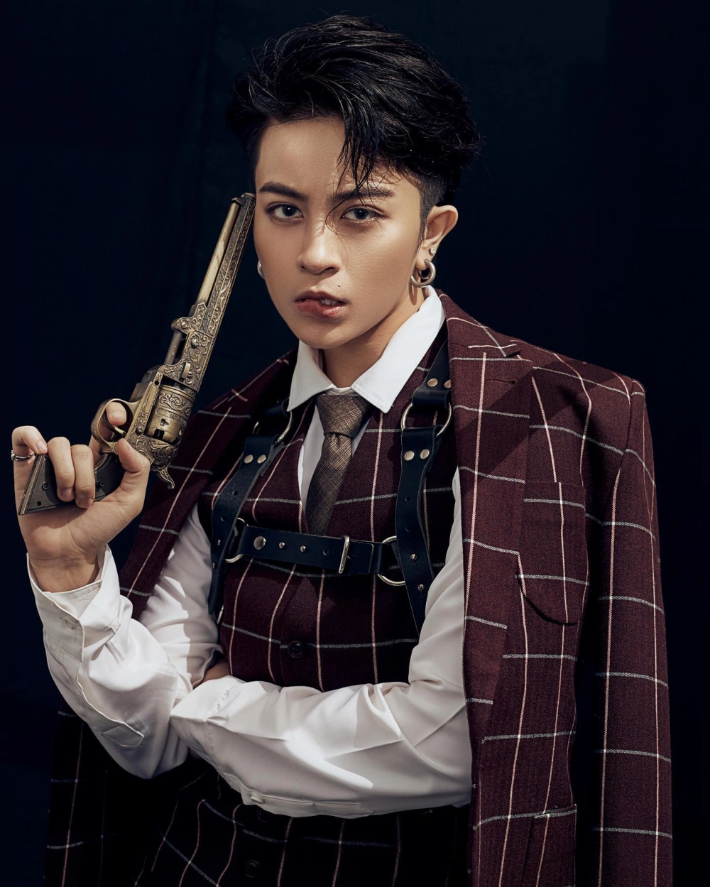 Visual trang trọng dùng trong tiểu sử Gil Lê