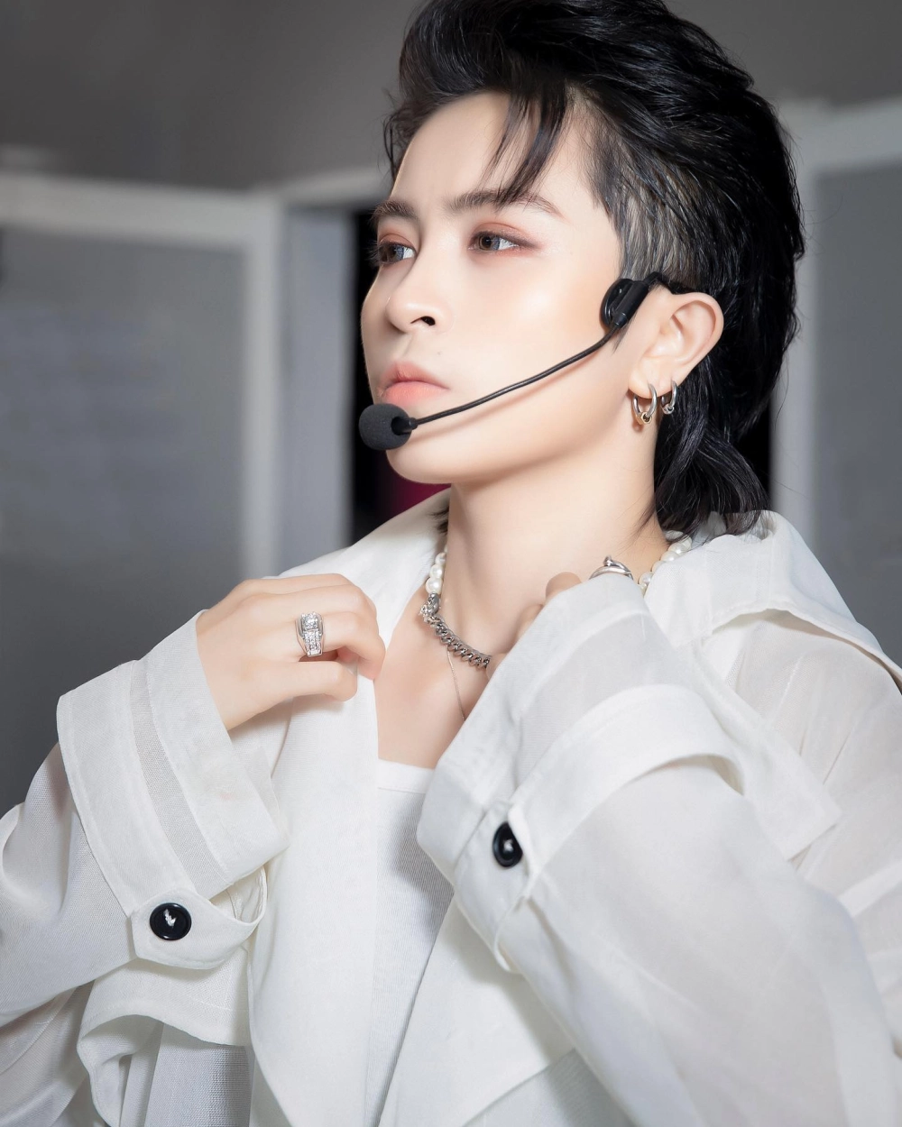 Visual chill vibes như trong Take It Slow Gil Lê