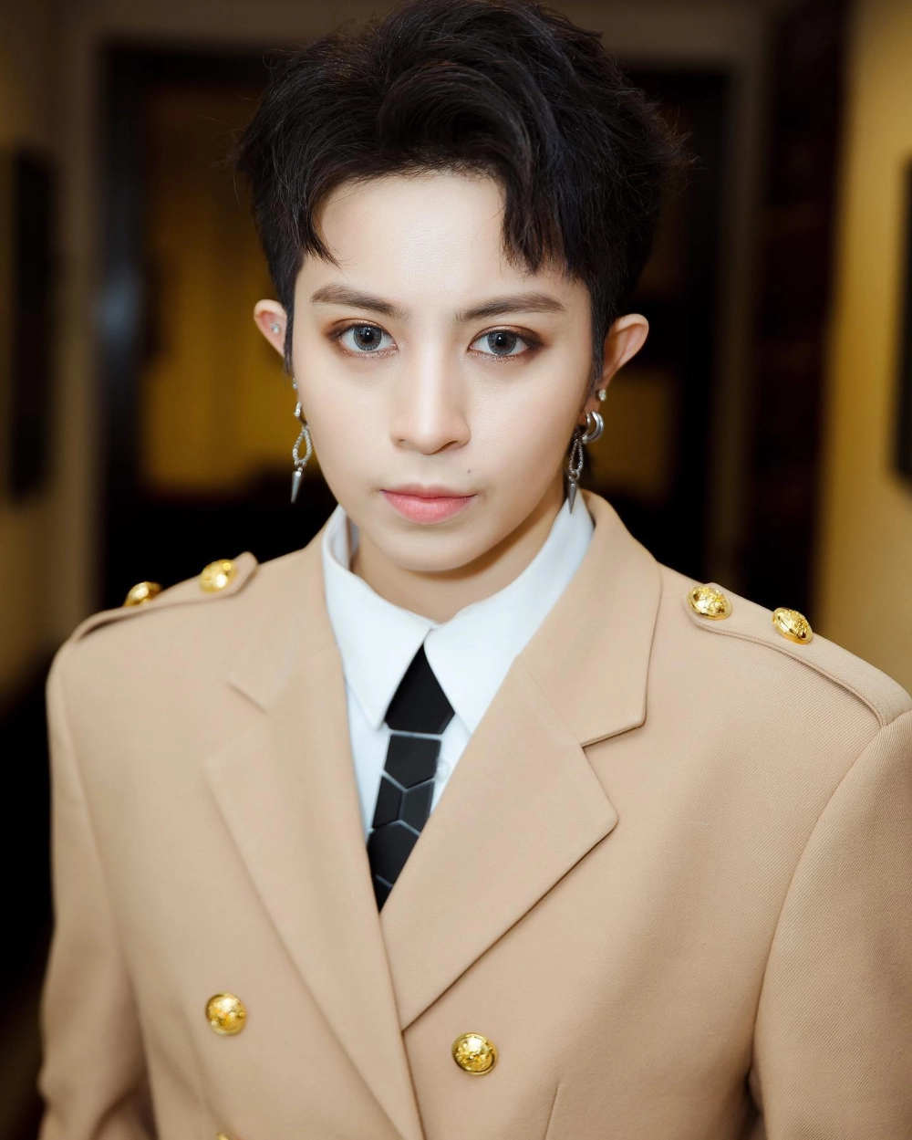 Visual cá tính, phong cách đặc trưng của Gil Lê