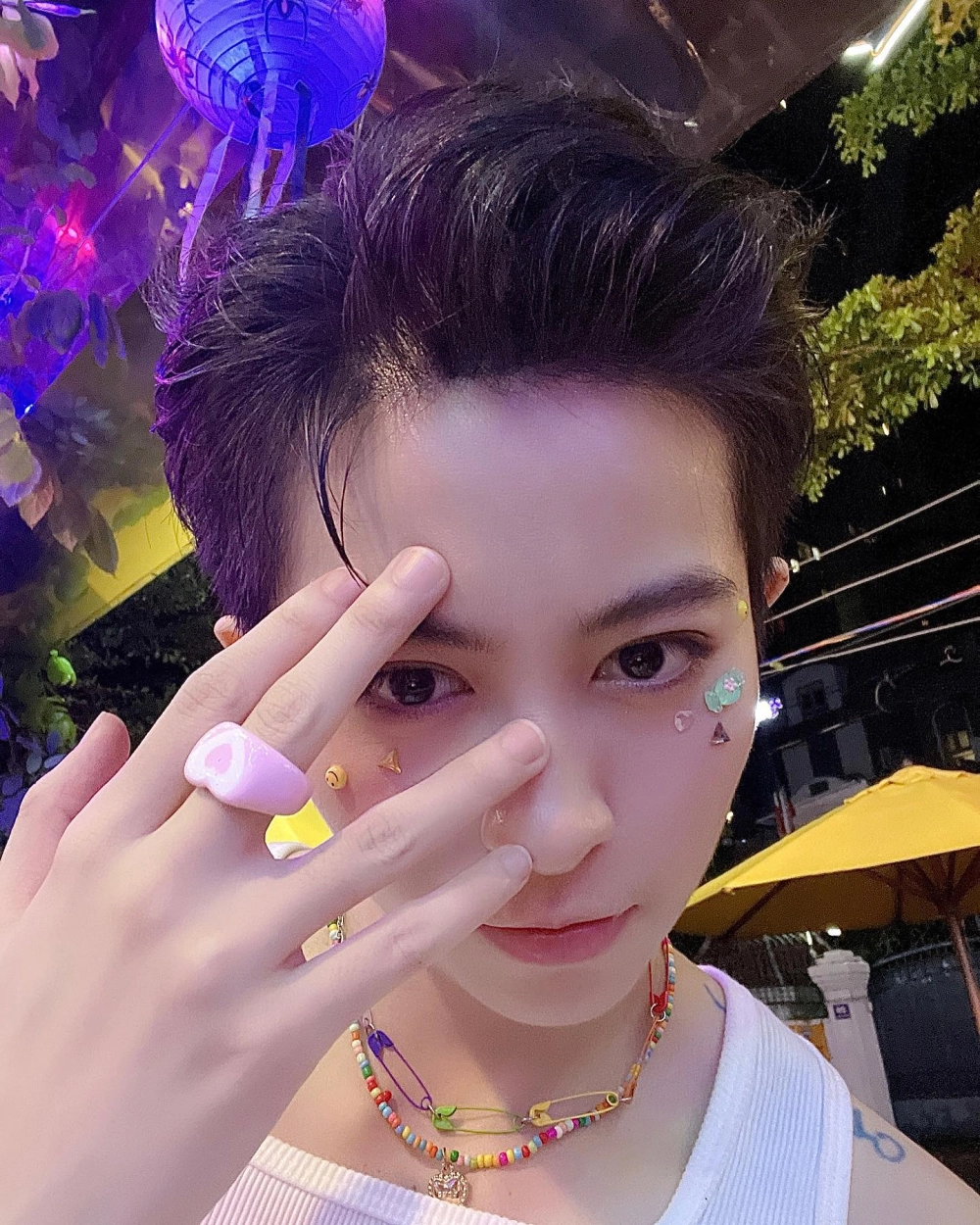 Phong thái duyên dáng khi đứng trên sân khấu MC Gil Lê