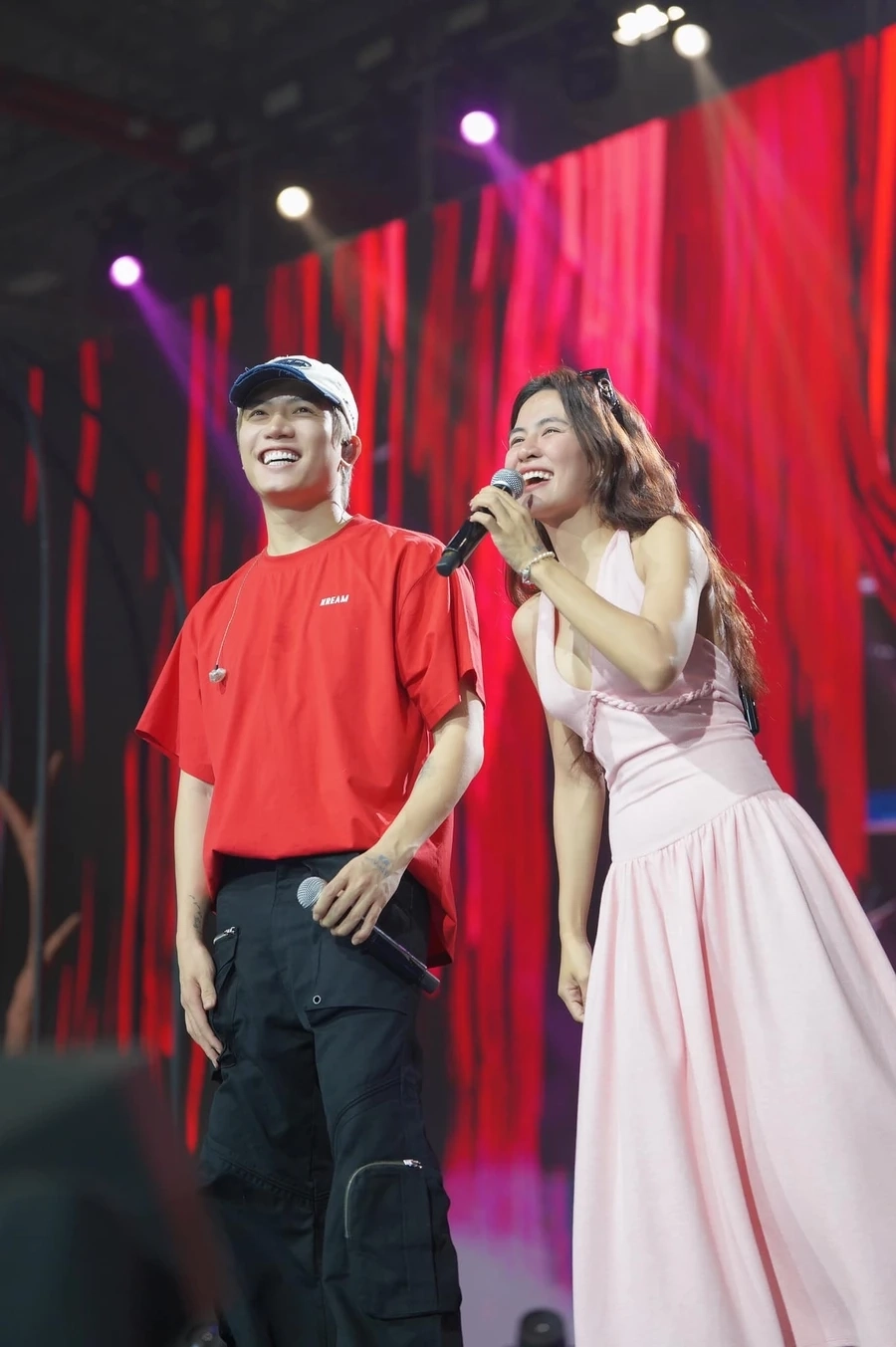 Hình ảnh khi Hà Nhi cover ca khúc nổi tiếng