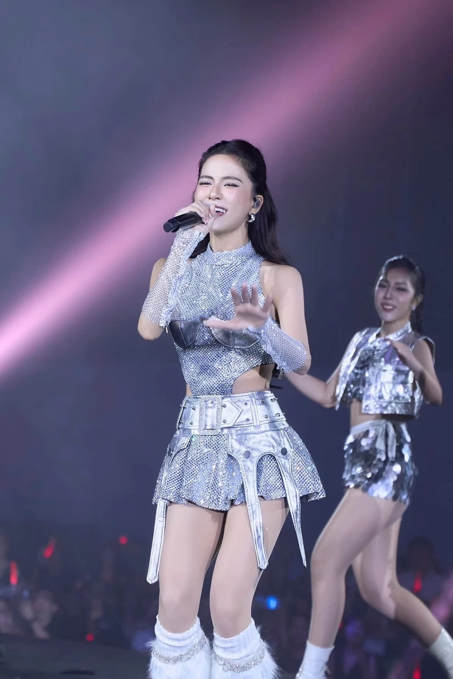 Hình ảnh bìa trong album Hà Nhi mới phát hành