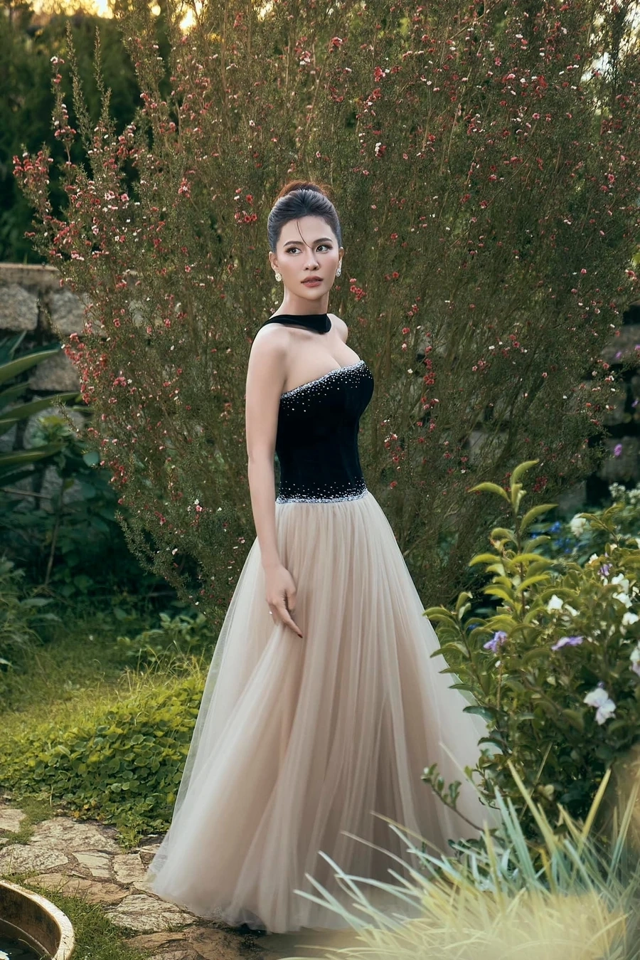 Phong cách thời trang và chất giọng riêng biệt của ca sĩ Hà Nhi