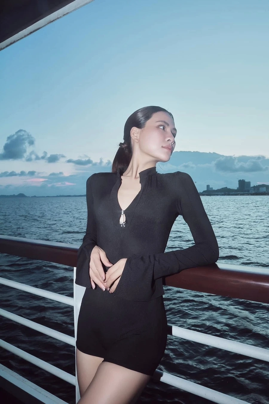 Hình ảnh lãng mạn trong bản ballad Biển tình Hà Nhi