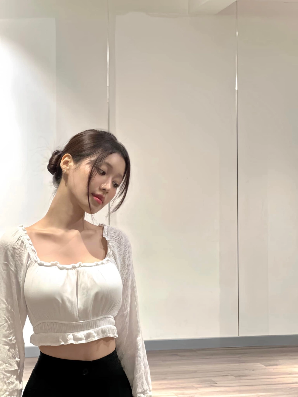 Visual trẻ trung làm ai cũng đoán Han Sara sinh năm bao nhiêu