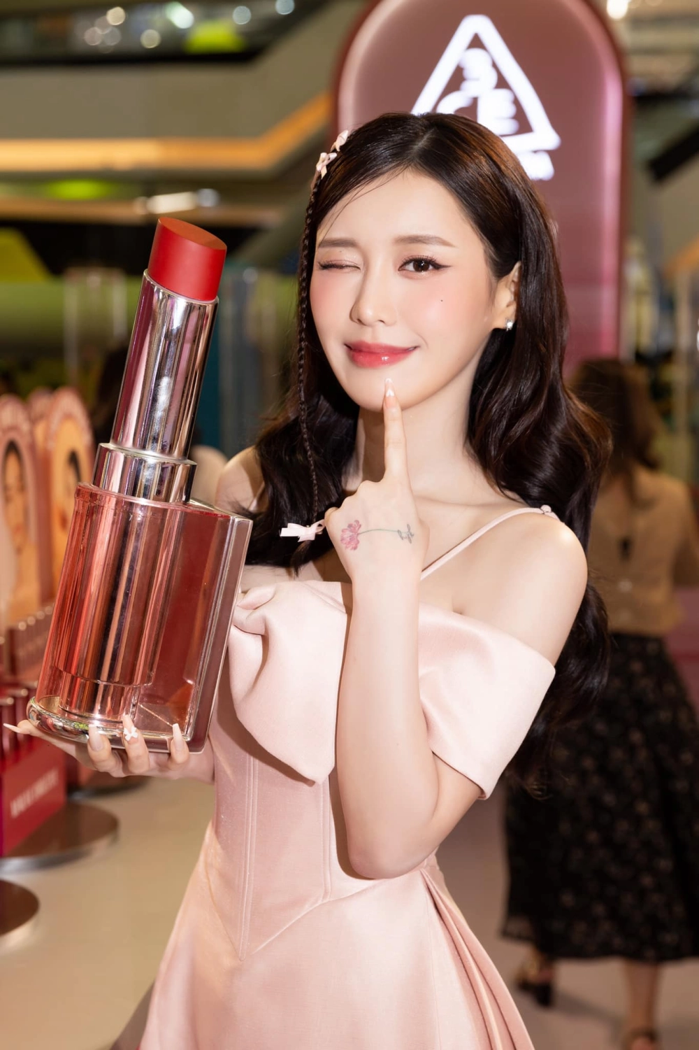 Visual buồn man mác từ MV xin đừng nhấc máy Han Sara