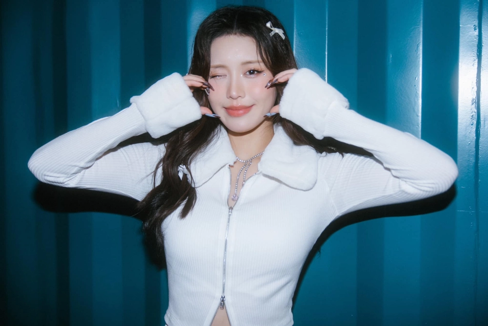 Phong cách dễ thương quen thuộc của ca sĩ Han Sara